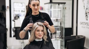 Чи можна фарбувати волосся під час місячних: міфи, факти та поради
